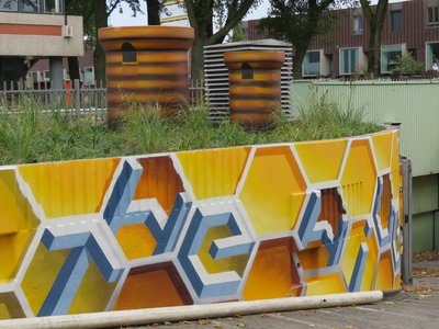 833043 Gezicht op een deel van de muurschildering van een honingraat met bijen op de muur langs de toegangsweg naar de ...